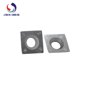 Miếng chèn làm việc bằng gỗ cacbua 15 * 15 * 2,5mm-30 ° với độ hoàn thiện hoàn hảo